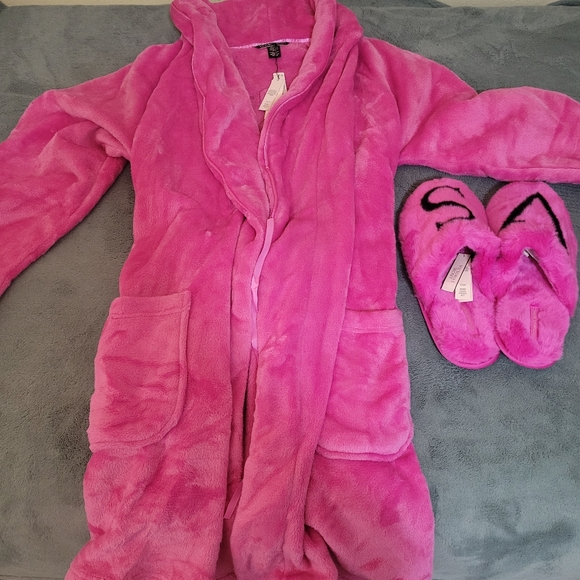 Victoria Secret Robe & Slipper set - Picture 6 of 6